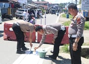 Sat Lantas Polres Nias Lakukan Pengecatan Zebra Cross Demi Keselamatan Pelajar