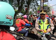 Aksi Humanis Kapolres, Wakapolres dan Polwan, dan Turun Langsung Bagikan Buah dan Air kepada Buruh di Hari Buruh Internasional