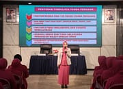 Ketua Bhayangkari Cabang Balangan Yang Seorang Dokter Berikan Ceramah Kesehatan Dalam Peringatan HKGB Ke 73 Di Bhayangkari Balangan