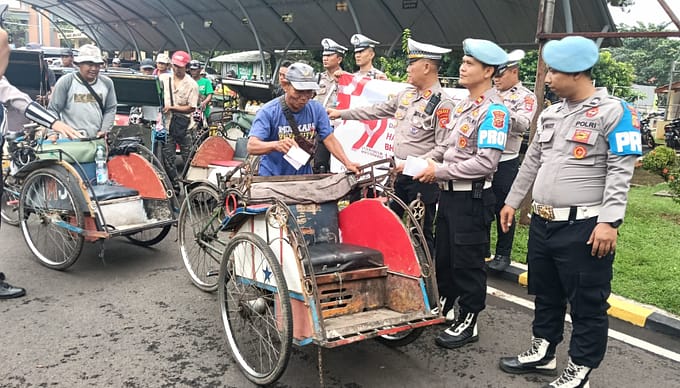 Propam Polres Subang Gelar Pengawasan Kegiatan Bakti Sosial Kepada Tukang Becak dalam Rangka Hari Bhayangkara ke-79