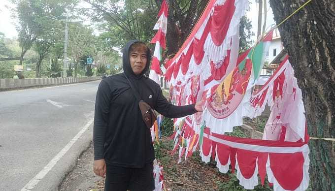 Cerita Penjual dan Pembeli Bendera yang Hidupkan Semangat Kemerdekaan di Paringin