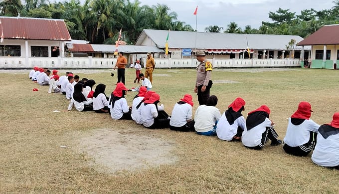 Bhabinkamtibmas Polsek Air Joman Polres Asahan Melatih Anak-Anak Paskibra dan Berikan Himbauan tentang Narkoba dan Geng Motor