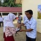 Tak Ada Pengecualian, Semua Siswa SDN Pulantan Dapat Bantuan Dari Kepala Desa